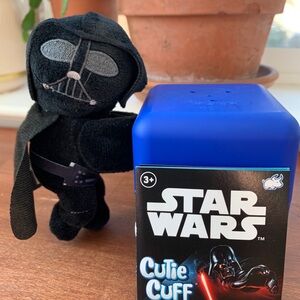 DARTH VADER/Star Wars Cutie Cuff Plush Toy